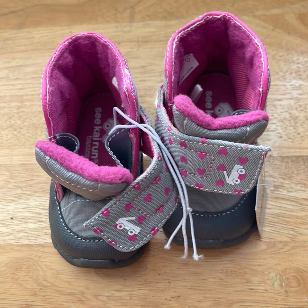 NWT Gray pink little girl baby boots